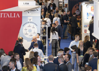 Stand Italia affollato alla fiera PLMA World of Private Label ad Amsterdam, Padiglione 7, con logo ITA e networking tra professionisti del settore retail e private label