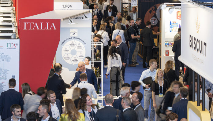 Stand Italia affollato alla fiera PLMA World of Private Label ad Amsterdam, Padiglione 7, con logo ITA e networking tra professionisti del settore retail e private label