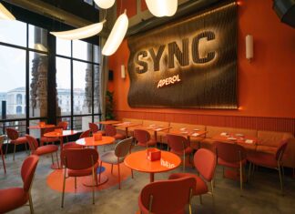 SYNC by Aperol apre a Milano: il listening bar che unisce aperitivo, musica e cucina