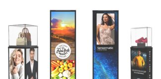 Un’immagine dimostrativa che mostra quattro soluzioni tecnologiche retail integrate Sensormatic. Da sinistra a destra: un display cubico con teca di sicurezza per borse e schermi laterali con immagini di fashion; un totem digitale alto che mostra frutta, verdura e il logo "Farm fresh product"; un totem digitale con l'immagine di una modella, il logo "Sensormatic by Johnson Controls" e uno sfondo a matrice di dati blu; una teca di sicurezza Indyme con una scarpa da tennis rosa sopra un display con un calciatore e una palla da calcio, a dimostrazione delle soluzioni integrate e scalabili offerte per i top retailer globali