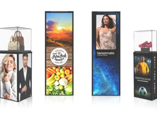 Un’immagine dimostrativa che mostra quattro soluzioni tecnologiche retail integrate Sensormatic. Da sinistra a destra: un display cubico con teca di sicurezza per borse e schermi laterali con immagini di fashion; un totem digitale alto che mostra frutta, verdura e il logo "Farm fresh product"; un totem digitale con l'immagine di una modella, il logo "Sensormatic by Johnson Controls" e uno sfondo a matrice di dati blu; una teca di sicurezza Indyme con una scarpa da tennis rosa sopra un display con un calciatore e una palla da calcio, a dimostrazione delle soluzioni integrate e scalabili offerte per i top retailer globali
