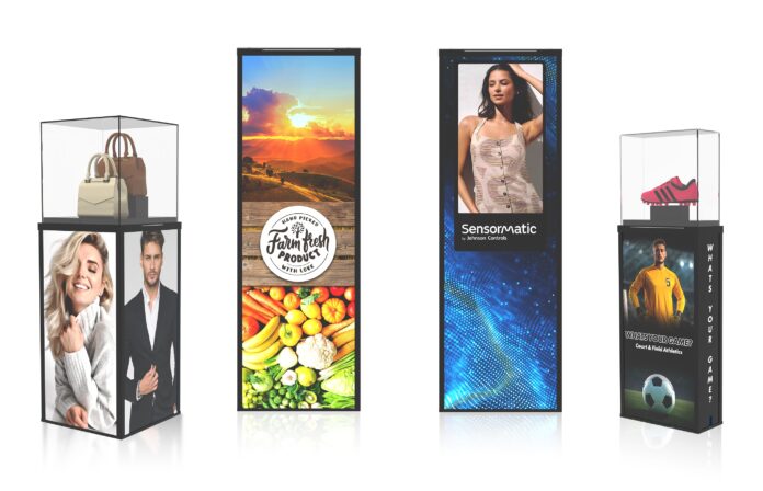 Sensormatic Flex 2026 Un’immagine dimostrativa che mostra quattro soluzioni tecnologiche retail integrate Sensormatic. Da sinistra a destra: un display cubico con teca di sicurezza per borse e schermi laterali con immagini di fashion; un totem digitale alto che mostra frutta, verdura e il logo