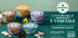 Prodotti plant-based Benesse Passione Cocco di Atlante esposti per TuttoFood 2026: yogurt vegetali ai gusti mango, mirtillo, caramello salato, stracciatella e bianco con dettagli dello stand al Padiglione 1