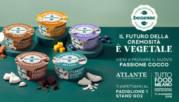 Prodotti plant-based Benesse Passione Cocco di Atlante esposti per TuttoFood 2026: yogurt vegetali ai gusti mango, mirtillo, caramello salato, stracciatella e bianco con dettagli dello stand al Padiglione 1