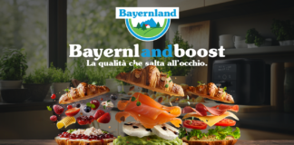 Immagine promozionale di prodotti lattiero-caseari Bayernland a Tuttofood 2026, con toast e croissant farciti a strati che mostrano ingredienti freschi come mozzarelle, formaggio e verdure