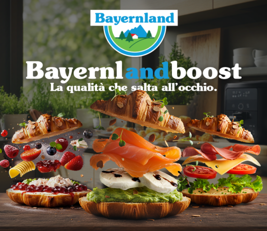 Immagine promozionale di prodotti lattiero-caseari Bayernland a Tuttofood 2026, con toast e croissant farciti a strati che mostrano ingredienti freschi come mozzarelle, formaggio e verdure