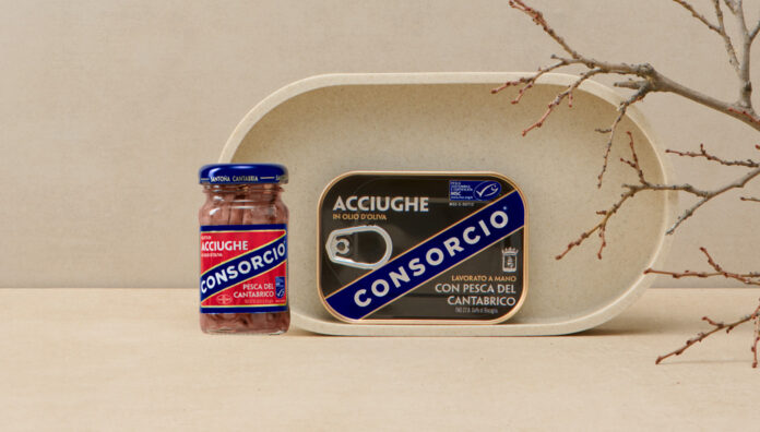 Prodotti premium di Grupo Consorcio a TuttoFood 2026: vasetto e latta di acciughe del Cantabrico lavorate a mano e certificate per la sostenibilità della pesca