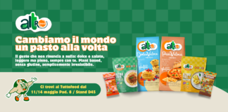 Gamma di prodotti plant based AltroFood DolceVeloce, PanVeloce e Altro Tritato senza glutine esposti con logo e mascotte per la partecipazione a Tuttofood