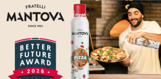 Immagine promozionale di Fratelli Mantova per il prodotto "Pizza Spray", finalista al premio Better Future Award 2026. L'immagine mostra il logo "Fratelli Mantova - Since 1905", il bollino del "Better Future Award - 2026", la bomboletta spray con la grafica della pizza e un pizzaiolo che spruzza il condimento su una pizza appena sfornata in un forno a legna