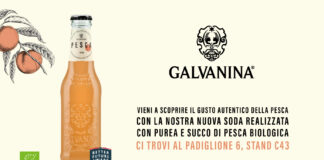 Bottiglia di Galvanina Pesca Soda Bio con logo aziendale, bollino Better Future Award 2026 e indicazioni per lo stand a Tuttofood