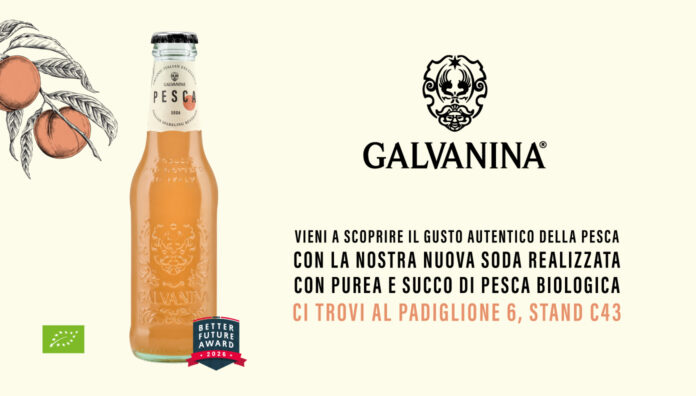 Bottiglia di Galvanina Pesca Soda Bio con logo aziendale, bollino Better Future Award 2026 e indicazioni per lo stand a Tuttofood