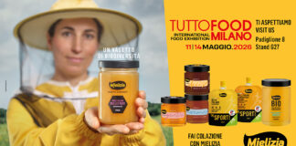 Locandina Mielizia per Tuttofood 2026 con apicoltrice che regge un vasetto di miele millefiori e panoramica dei nuovi prodotti: linea Selezione, linea Sport e miele biologico