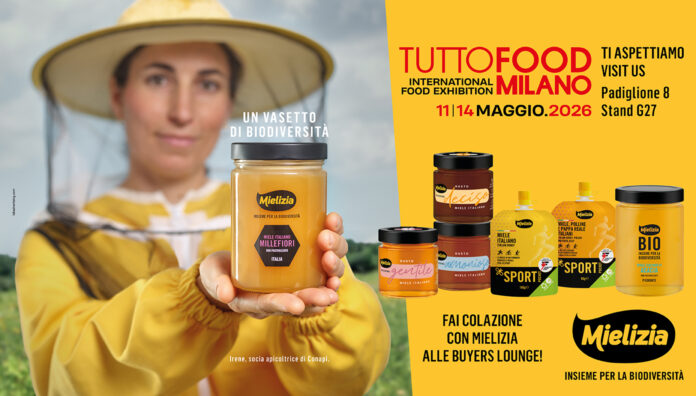 Locandina Mielizia per Tuttofood 2026 con apicoltrice che regge un vasetto di miele millefiori e panoramica dei nuovi prodotti: linea Selezione, linea Sport e miele biologico