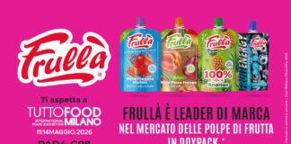 Banner pubblicitario Frullà per Tuttofood 2026 a Milano: il brand di Natura Nuova si presenta a Fieramilano (Pad. 4 - Stand G08) come leader di marca nel mercato delle polpe di frutta in doypack. L'immagine mostra i gusti Mela Fragola Mirtilli, Biologico Mela Pesca Mango e 100% Ananas