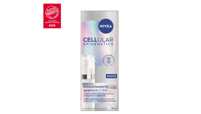 Confezione del siero NIVEA Cellular Epigenetics Siero Ringiovanente con Epiceiline®, premiato come Eletto Prodotto dell'Anno 2026. L'immagine mostra il packaging del prodotto mass-market, con dettagli sui benefici di skin longevity, il claim sull'azione in 2 settimane e la presenza di 3 tipi di Acido Ialuronico