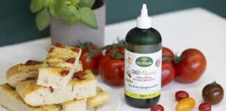 Bottiglia squeezable di olio extravergine di oliva Olitalia CHEFMania accanto a tranci di focac-cia e pomodori freschi, innovazione retail presentata a Tuttofood 2026