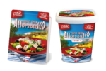 • Confezioni del formaggio Perfect Greek Neogal, variante Altoproteico: a sinistra il panetto da 200g (33g proteine), a destra il secchiello di cubetti da 150g (24g proteine). Entrambi i pack mostrano un'insalata greca con cubetti di formaggio e l'indicazione "Salato a mano a secco"
