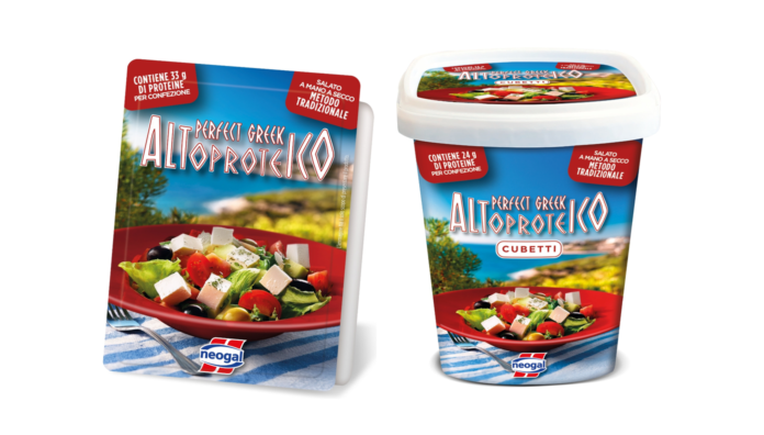 • Confezioni del formaggio Perfect Greek Neogal, variante Altoproteico: a sinistra il panetto da 200g (33g proteine), a destra il secchiello di cubetti da 150g (24g proteine). Entrambi i pack mostrano un'insalata greca con cubetti di formaggio e l'indicazione 