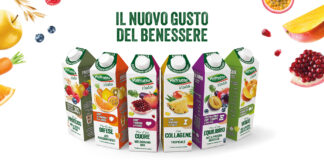 Gamma completa dei succhi funzionali Valfrutta Vitalità in cartone: le sei referenze Proteico, Difese, Cuore, Collagene, Equilibrio e Veggie con ingredienti freschi sullo sfondo e claim "Il nuovo gusto del benessere"