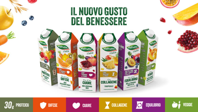 Gamma completa dei succhi funzionali Valfrutta Vitalità in cartone: le sei referenze Proteico, Difese, Cuore, Collagene, Equilibrio e Veggie con ingredienti freschi sullo sfondo e claim 