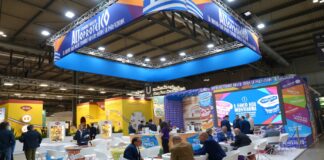 Stand espositivo Neogal a Tuttofood 2026 per il lancio del nuovo yogurt greco altoproteico con grafiche promozionali della linea e visitatori ai tavoli