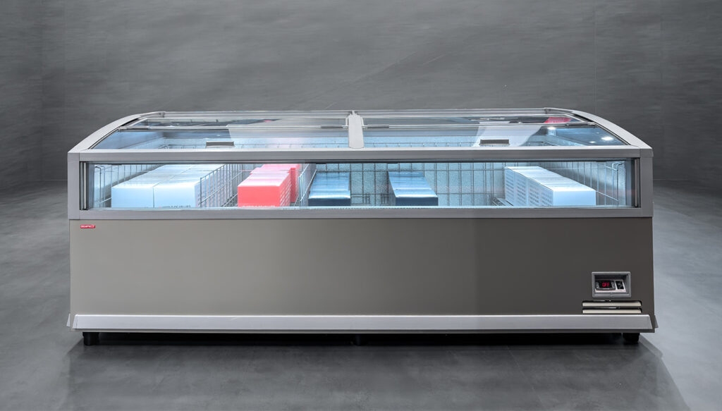 Isole refrigerate Oscartielle: vista frontale del modello Zeus Maxi con coperture in vetro chiuse e prodotti esposti, per supermercati