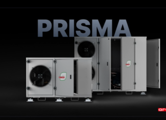 Due unit&agrave; della gamma di centrali transcritiche a CO2 Arneg PRISMA esposte su fondo nero. Le macchine, progettate per la refrigerazione commerciale compatta, mostrano i ventilatori integrati e i vani tecnici accessibili, evidenziando il design industriale della linea Arneg PRISMA per piccoli punti vendita