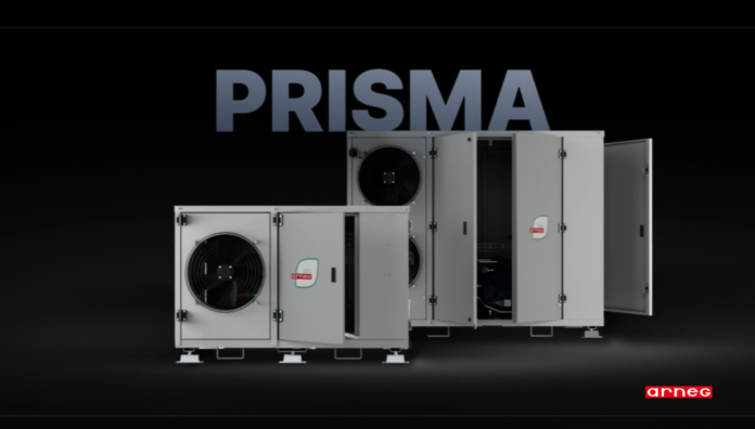 Arneg Prisma Due unità della gamma di centrali transcritiche a CO2 Arneg PRISMA esposte su fondo nero. Le macchine, progettate per la refrigerazione commerciale compatta, mostrano i ventilatori integrati e i vani tecnici accessibili, evidenziando il design industriale della linea Arneg PRISMA per piccoli punti vendita