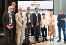 B2Cheese 2026: la fiera del lattiero-caseario accelera su export e gdo Conferenza stampa di presentazione di B2Cheese 2026 alla Torre PwC di Milano: i relatori e i rappresentanti istituzionali posano davanti allo schermo dell'evento dedicato al settore lattiero-caseario