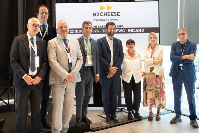 B2Cheese 2026 presentazione Conferenza stampa di presentazione di B2Cheese 2026 alla Torre PwC di Milano: i relatori e i rappresentanti istituzionali posano davanti allo schermo dell'evento dedicato al settore lattiero-caseario