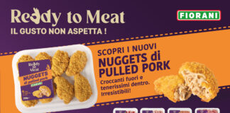 Visual promozionale della linea Ready to Meat Fiorani carne con i nuovi Nuggets di Pulled Pork in primo piano, la vaschetta ATP del prodotto e i pack di involtini, bombette e bocconcini di suino