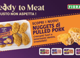 Visual promozionale della linea Ready to Meat Fiorani carne con i nuovi Nuggets di Pulled Pork in primo piano, la vaschetta ATP del prodotto e i pack di involtini, bombette e bocconcini di suino