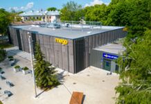 Veduta aerea esterna di un supermercato della catena Mego in Lettonia, protagonista del nuovo programma fedeltà digitale basato su piattaforma Retano