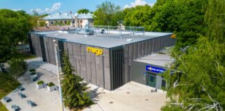 Veduta aerea esterna di un supermercato della catena Mego in Lettonia, protagonista del nuovo programma fedeltà digitale basato su piattaforma Retano