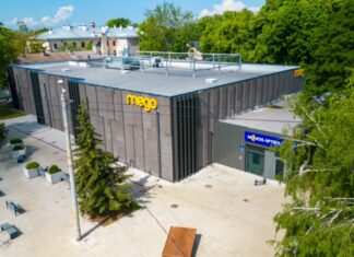 Veduta aerea esterna di un supermercato della catena Mego in Lettonia, protagonista del nuovo programma fedelt&agrave; digitale basato su piattaforma Retano