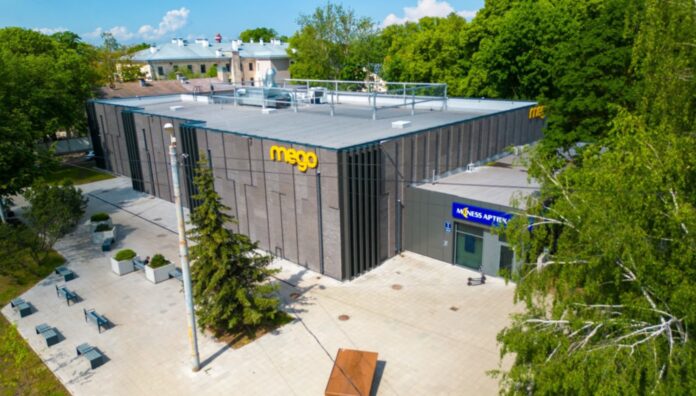 Mego 2026 Veduta aerea esterna di un supermercato della catena Mego in Lettonia, protagonista del nuovo programma fedeltà digitale basato su piattaforma Retano