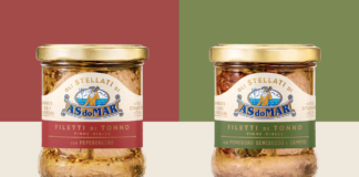 Gli Stellati di ASdoMAR: il tonno premium diventa gourmet Due vasi di vetro della linea Gli Stellati AsDoMar mostrano i filetti di tonno premium in olio d'oliva: a sinistra la referenza con peperoncino, a destra quella con pomodoro semisecco di Sardegna e capperi, entrambi con packaging trasparente e tappo color oro