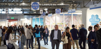Bricoday 2026: appuntamento a settembre a Fiera Milano Panoramica dell'area espositiva della fiera Bricoday 2026 a Fiera Milano Rho, con visitatori professionisti del settore retail non-food lungo le corsie e i padiglioni. In evidenza i cartelli dei settori espositivi "FAI DA TE TECNICO Bricoday" e gli stand aziendali, tra cui uno con il logo di "ecotop la copertura antigrandine". L'immagine mostra l'affluenza e l'attività commerciale durante l'evento