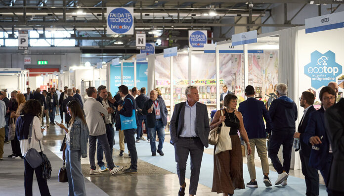 Bricoday 2025 Panoramica dell'area espositiva della fiera Bricoday 2026 a Fiera Milano Rho, con visitatori professionisti del settore retail non-food lungo le corsie e i padiglioni. In evidenza i cartelli dei settori espositivi