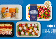 Anteprima della gamma di piatti pronti ittici freschi Mare Gioioso in confezioni per la GDO, inclusa la Catalana Mediterranea vincitrice del concorso New entry brands award 2026. L'immagine mostra quattro vaschette trasparenti con specialità come sushi assortito, catalana di gamberi viola, polpo con purè di patate e catalana di polpo, su sfondo azzurro con il logo Mare Gioioso