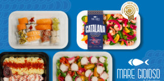 Anteprima della gamma di piatti pronti ittici freschi Mare Gioioso in confezioni per la GDO, inclusa la Catalana Mediterranea vincitrice del concorso New entry brands award 2026. L'immagine mostra quattro vaschette trasparenti con specialità come sushi assortito, catalana di gamberi viola, polpo con purè di patate e catalana di polpo, su sfondo azzurro con il logo Mare Gioioso