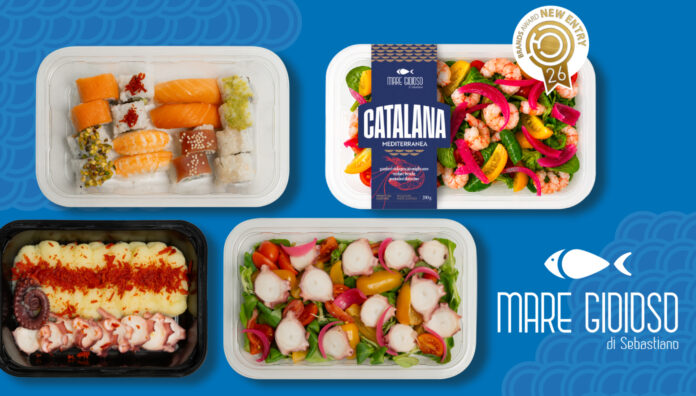 Anteprima della gamma di piatti pronti ittici freschi Mare Gioioso in confezioni per la GDO, inclusa la Catalana Mediterranea vincitrice del concorso New entry brands award 2026. L'immagine mostra quattro vaschette trasparenti con specialità come sushi assortito, catalana di gamberi viola, polpo con purè di patate e catalana di polpo, su sfondo azzurro con il logo Mare Gioioso