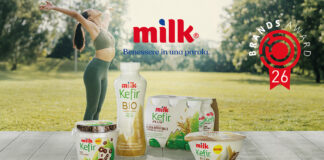 Milk Kefir conquista il primo posto ai Brands Award 2026 Prodotti della gamma Milk Kefir da bere e al cucchiaio di Latteria Nöm in un parco con il bollino del premio Brands Award 2026 e una donna che fa stretching