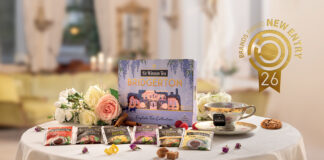 Pompadour vince il Brands Award con il tè ispirato alla serie Bridgerton Confezione regalo e bustine assortite della linea Sir Winston Tea Bridgerton di Pompadour su un tavolo imbandito, con logo dorato Brands Award New Entry 26 in alto a destra