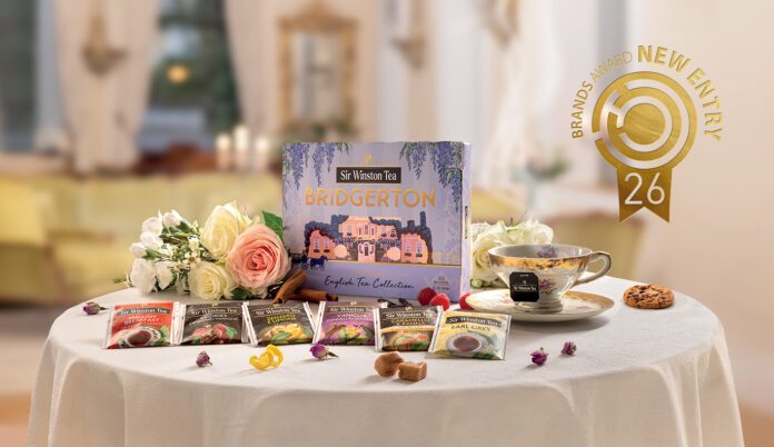 Pompadour Bridgerton Brands Award Confezione regalo e bustine assortite della linea Sir Winston Tea Bridgerton di Pompadour su un tavolo imbandito, con logo dorato Brands Award New Entry 26 in alto a destra