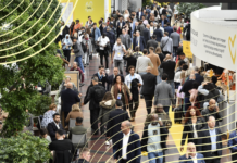 SIAL 2026: la nuova mappa del business agroalimentare Affollato corridoio della fiera SIAL 2026 a Parigi, con professionisti, buyer del largo consumo e stand espositivi del settore agroalimentare