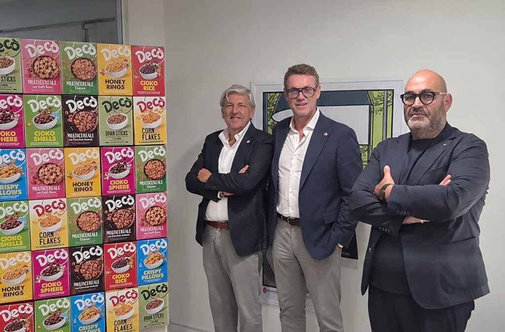 da sn, Gabriele Nicotra, direttore generale di Decò Italia, Harald Antley, amministratore delegato di Multicedi, e Giovanni Arena, amministratore delegato dell’omonimo gruppo e presidente di Decò Italia e VéGé