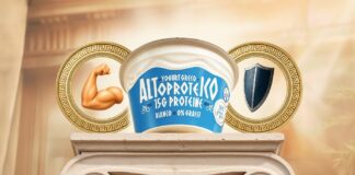 Immagine promozionale Altoproteico: vasetto di yogurt greco proteico e probiotico (bianco, 0% grassi, 15g proteine) posizionato su una colonna ionica greca. La grafica unisce la forza dei probiotici (kefir) e delle proteine, evocando la potenza divina greca