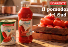 • Foto di passata di pomodoro pelato La Torrente in bottiglia di vetro e lattina da 400g su un tavolo rustico, con pomodori lunghi del Sud Italia freschi in cassetta di legno