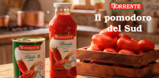 • Foto di passata di pomodoro pelato La Torrente in bottiglia di vetro e lattina da 400g su un tavolo rustico, con pomodori lunghi del Sud Italia freschi in cassetta di legno